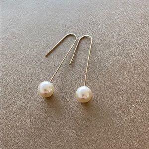 Minimalist pearl earrings